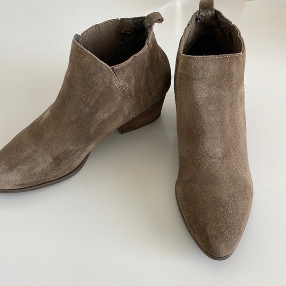 Crown Vintage Shoes - Crown Vintage Women’s Tan Suede Pointed Toe Ankle Booties -Size 8
